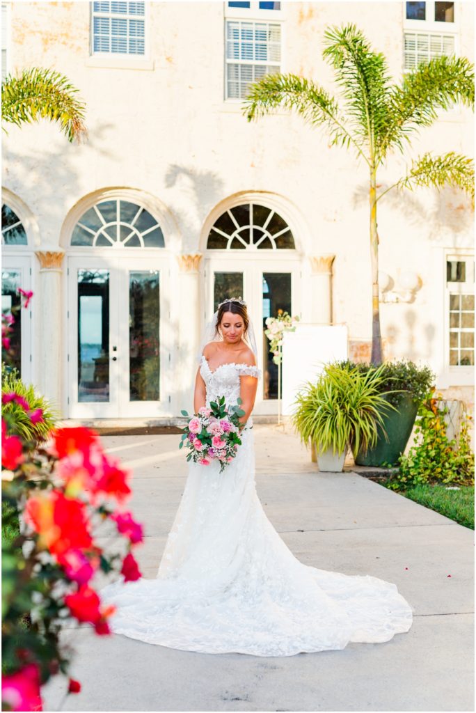 Bride holding bouquet in front of Bella Cosa wedding venue in Lake Wales Florida